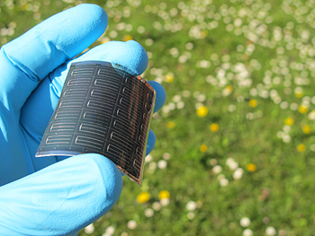 Flexible thin film CIGS solar cell on polymer substrate developed at Empa (Copyright: Empa)