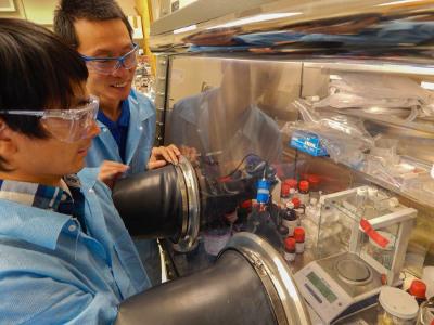 From left, LLNL postdoc Jianchao Ye works on a lithium ion battery, while Morris Wang looks on. The two are part of a team studying the use of hydrogen for longer-lasting batteries. Photos by Julie Russell
