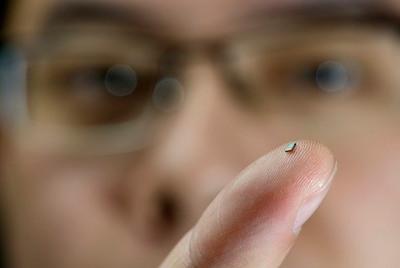 The tiny sensor on the finger of PhD-student Hao Gao. Photo: Bart van Overbeeke.