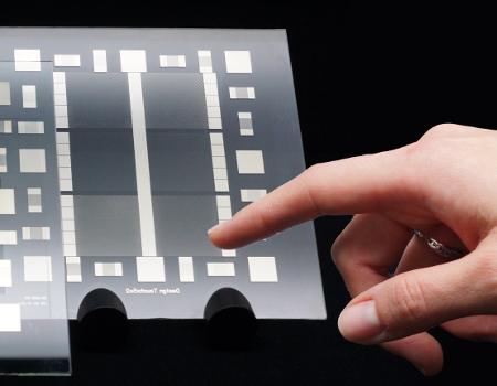 Photochemical metallization allows the manufacture of touchscreens in a single step.